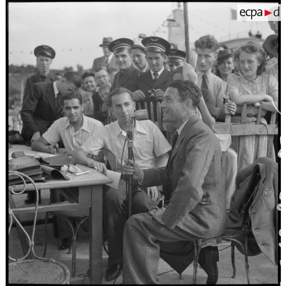 Meeting de vol à voile sur une base aérienne : le champion de vol à voile Eric Nessler (sous réserves) commente les évolutions.