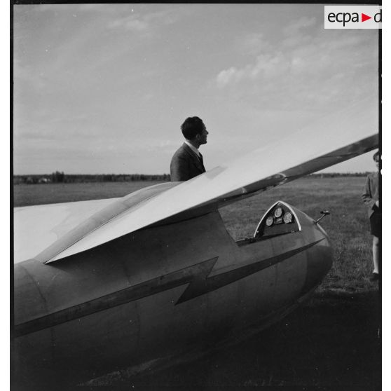 Meeting de vol à voile sur une base aérienne : le champion de vol à voile Eric Nessler (sous réserves) est présent.