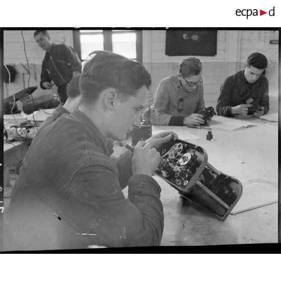 Cours pratique à l'école de formation des mécaniciens-radios de l'armée de l'Air sur la base aérienne de Chambéry.