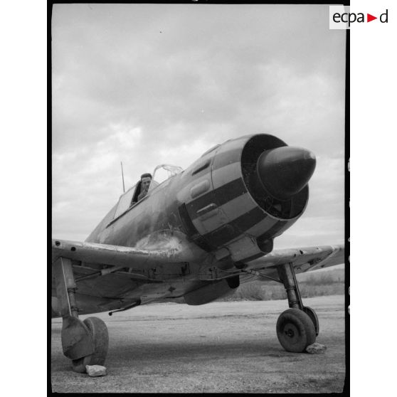Instruction sur un avion de chasse Bloch MB 152 à l'école de formation des mécaniciens-radios de l'armée de l'Air sur la base aérienne de Chambéry.