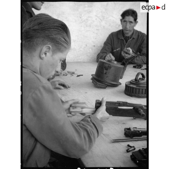 Cours de démontage/remontage d'armement à l'école de formation des mécaniciens-radios de l'armée de l'Air sur la base aérienne de Chambéry.