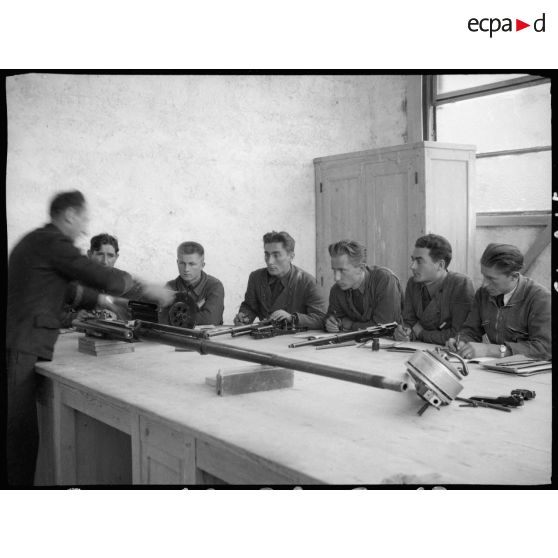 Cours pratique sur l'armement embarqué à l'école de formation des mécaniciens-radios de l'armée de l'Air sur la base aérienne de Chambéry.