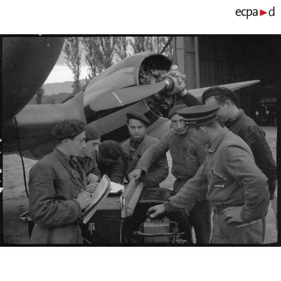 Cours pratique à l'école de formation des mécaniciens-radios de l'armée de l'Air sur la base aérienne de Chambéry.