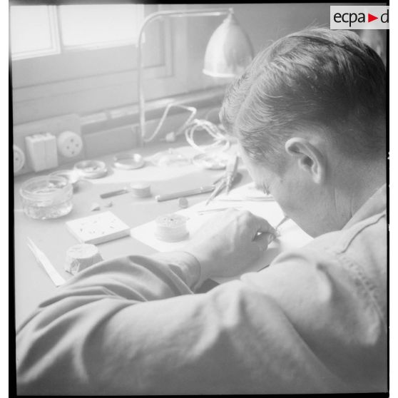 Cours pratique à l'école de formation des mécaniciens-radios de l'armée de l'Air sur la base aérienne de Chambéry.