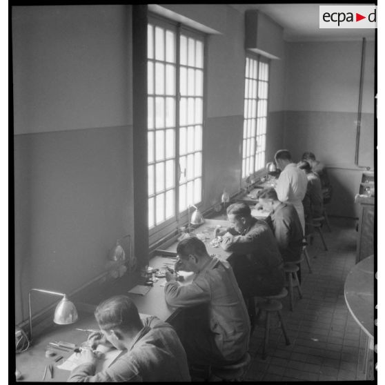 Cours pratique à l'école de formation des mécaniciens-radios de l'armée de l'Air sur la base aérienne de Chambéry.