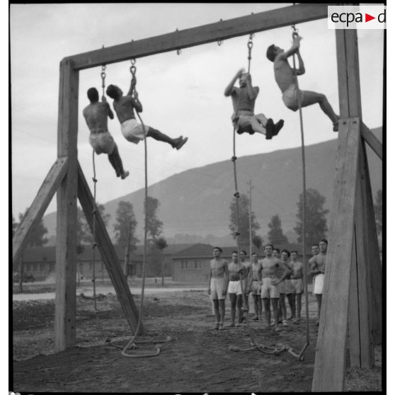 Séance de grimper de corde à l'école de formation des mécaniciens-radios de l'armée de l'Air sur la base aérienne de Chambéry.