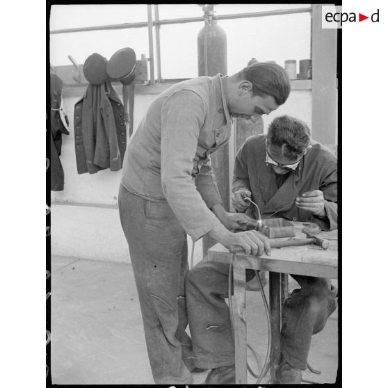 Séance de soudure à l'école de formation des mécaniciens-radios de l'armée de l'Air sur la base aérienne de Chambéry.