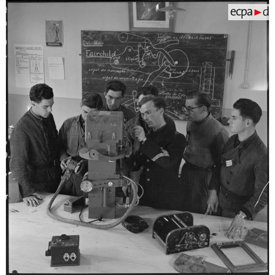 Présentation d'un appareil photographique embarqué Fairchild à l'école de formation des mécaniciens-radios de l'armée de l'Air sur la base aérienne de Chambéry.