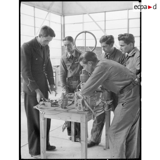 Cours pratique à l'école de formation des mécaniciens-radios de l'armée de l'Air sur la base aérienne de Chambéry.