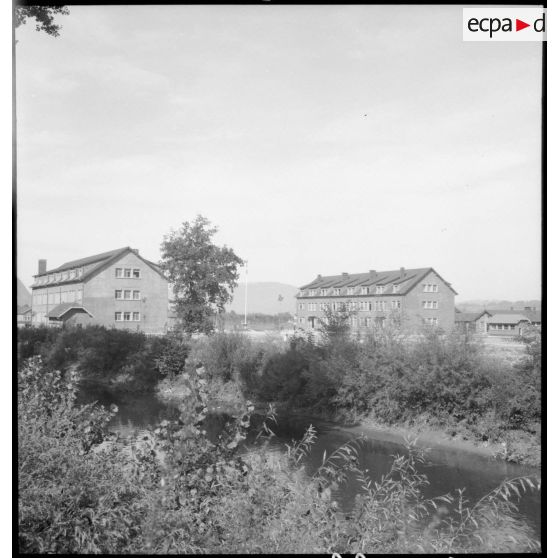 Bâtiments de l'école de formation des mécaniciens-radios de l'armée de l'Air sur la base aérienne de Chambéry.