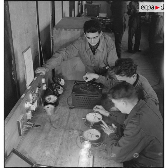 Cours pratique d'électricité à l'école de formation des mécaniciens-radios de l'armée de l'Air sur la base aérienne de Chambéry.