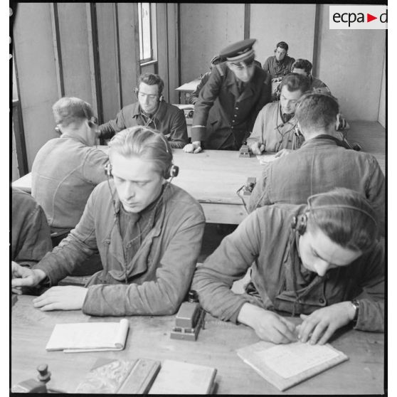 Cours pratique de transmission en Morse à l'école de formation des mécaniciens-radios de l'armée de l'Air sur la base aérienne de Chambéry.