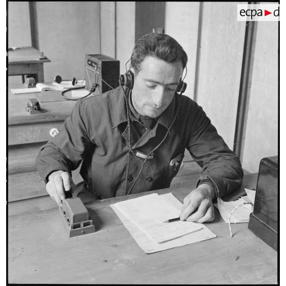 Cours pratique de transmission en Morse à l'école de formation des mécaniciens-radios de l'armée de l'Air sur la base aérienne de Chambéry.