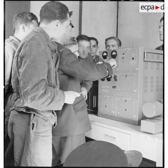 Cours pratique à l'école de formation des mécaniciens-radios de l'armée de l'Air sur la base aérienne de Chambéry.