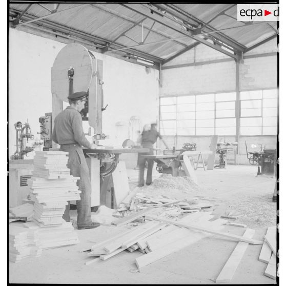 Atelier de menuiserie à l'école de formation des mécaniciens-radios de l'armée de l'Air sur la base aérienne de Chambéry.
