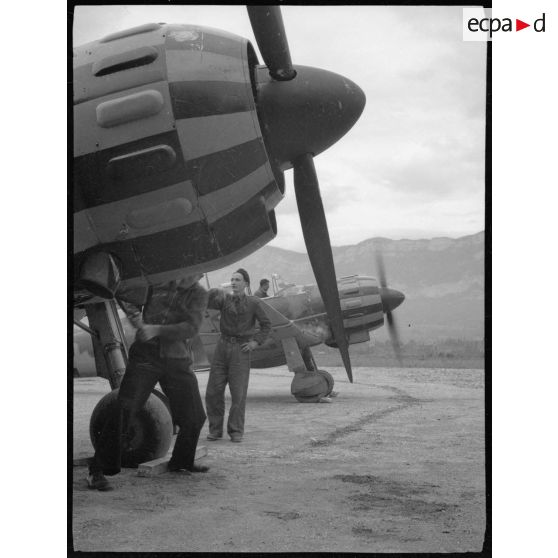Instruction sur des avions de chasse Bloch MB 152 à l'école de formation des mécaniciens-radios de l'armée de l'Air sur la base aérienne de Chambéry.