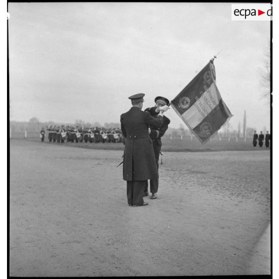 Garde du drapeau de la 21e escadre aérienne d'une unité à une autre.