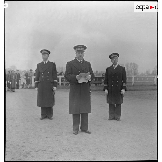 Lecture d'un ordre du jour par le général Romatet.