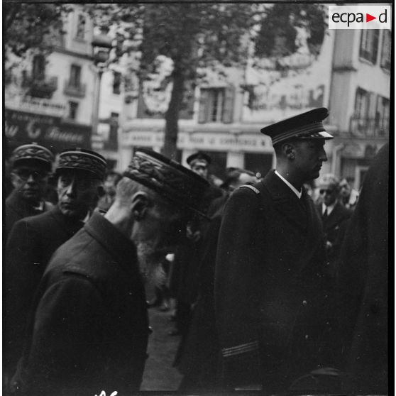 Arrivée de généraux aux obsèques du général Huntziger à Vichy.