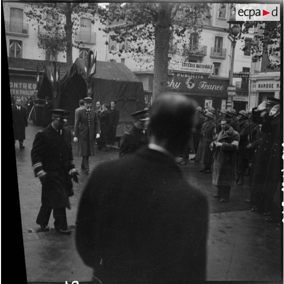 Arrivée de l'amiral Darlan aux obsèques du général Huntziger à Vichy.