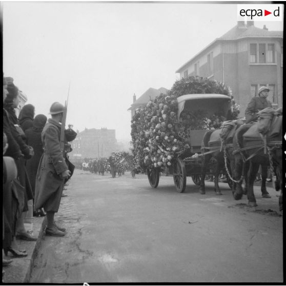 Le cortège funèbre du général Huntziger à Vichy.