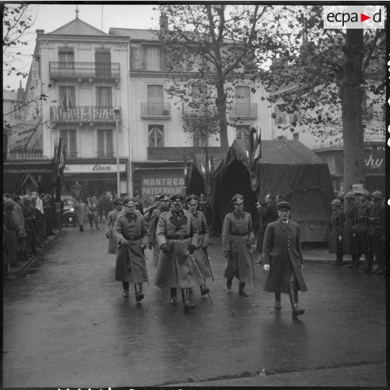Arrivée d'officiers allemands aux obsèques du général Huntziger à Vichy.