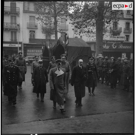 Arrivée d'Otto Abetz aux obsèques du général Huntziger à Vichy.