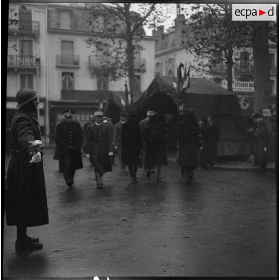 Arrivée de la famille aux obsèques du général Huntziger à Vichy.
