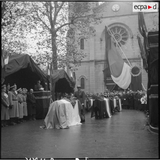 Eloge funèbre prononcé par l'amiral Darlan sur le parvis de l'église Saint-Louis à Vichy.