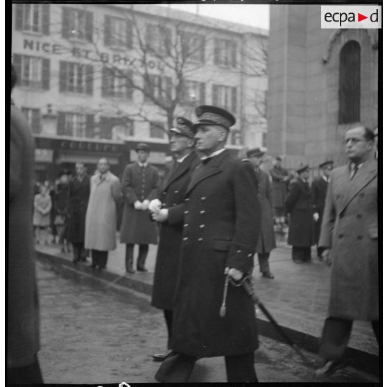 Sortie d'officiers généraux de l'église Saint-Louis.