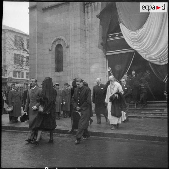 Sortie de l'église Saint-Louis des familles des victimes.