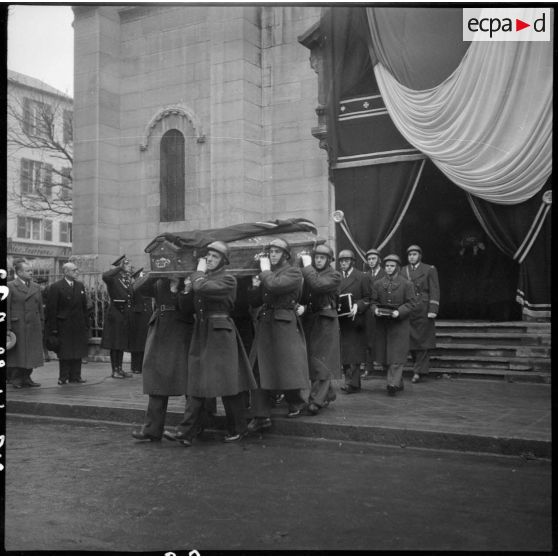 Sortie de l'église Saint Louis à Vichy des cercueils des victimes de l'accident aérien du 12 novembre 1941.