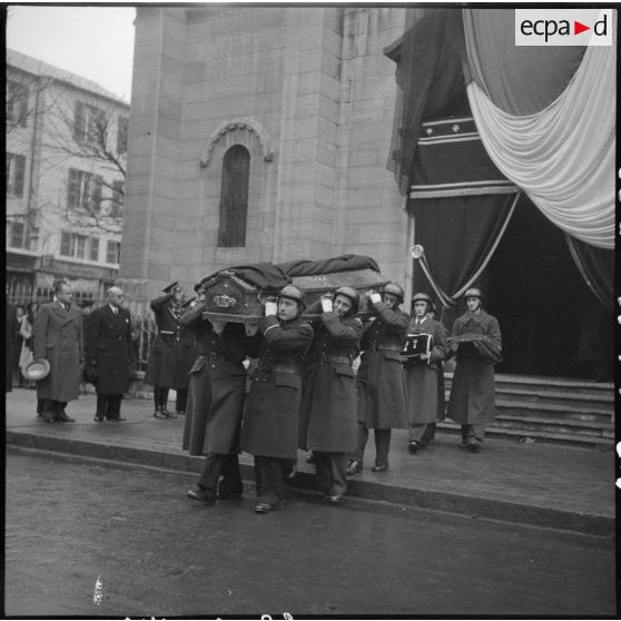Sortie de l'église Saint Louis à Vichy des cercueils des victimes de l'accident aérien du 12 novembre 1941.