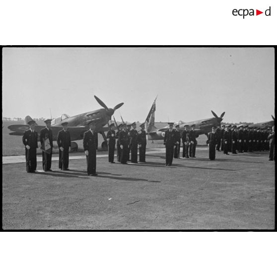 Drapeau et sa garde sur la base aérienne 103 de Châteauroux-Déols lors d'une cérémonie de remise de drapeau par le général de brigade aérienne Jean-Marie Bergeret, secrétaire d'Etat à l'Aviation.
