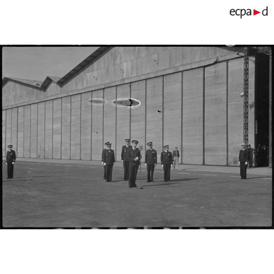 Le général de brigade aérienne Jean-Marie Bergeret, secrétaire d'Etat à l'Aviation, prononce un discours lors de sa visite sur la base aérienne 103 de Châteauroux-Déols.