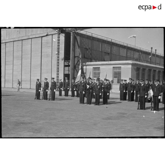 Dispositif d'une cérémonie en place lors de la visite du général de brigade aérienne Jean-Marie Bergeret, secrétaire d'Etat à l'Aviation, sur la base aérienne 103 de Châteauroux-Déols.