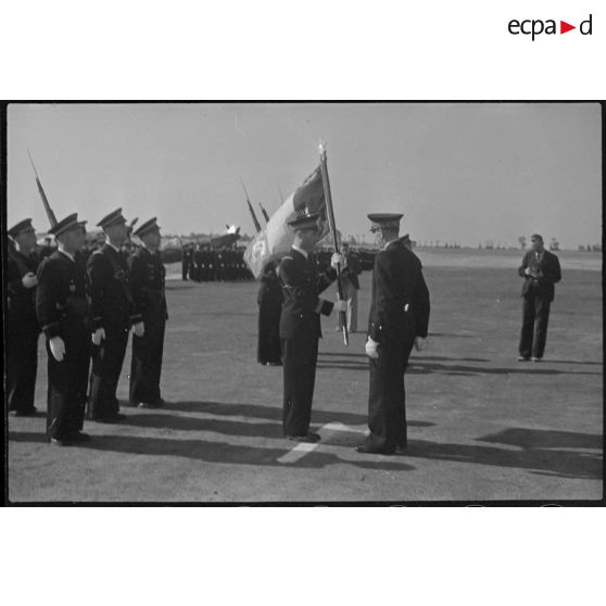 Cérémonie de remise de drapeau sur la base aérienne 103 de Châteauroux-Déols présidée par le général de brigade aérienne Jean-Marie Bergeret, secrétaire d'Etat à l'Aviation.