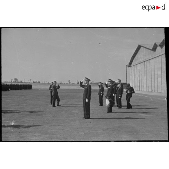 Le général de brigade aérienne Jean-Marie Bergeret, secrétaire d'Etat à l'Aviation, et les cadres de la base aérienne de Châteauroux-Déols saluent le drapeau qui vient d'être remis.