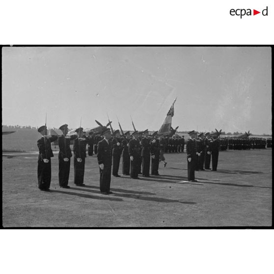 Drapeau et sa garde sur la base aérienne 103 de Châteauroux-Déols lors d'une cérémonie de remise de drapeau par le général de brigade aérienne Jean-Marie Bergeret, secrétaire d'Etat à l'Aviation.