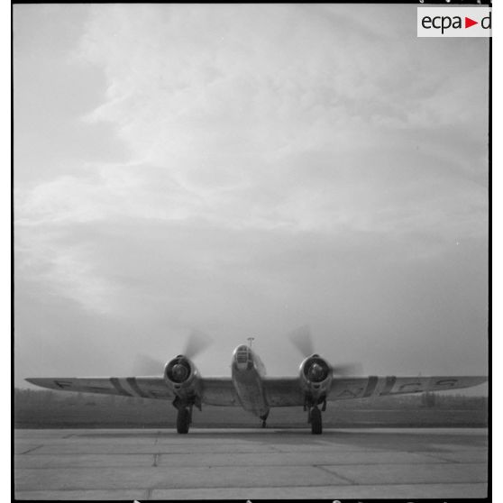 Aterrissage de l'appareil du général Jannekeyn sur l'aérodrome de Vichy-Rhue.