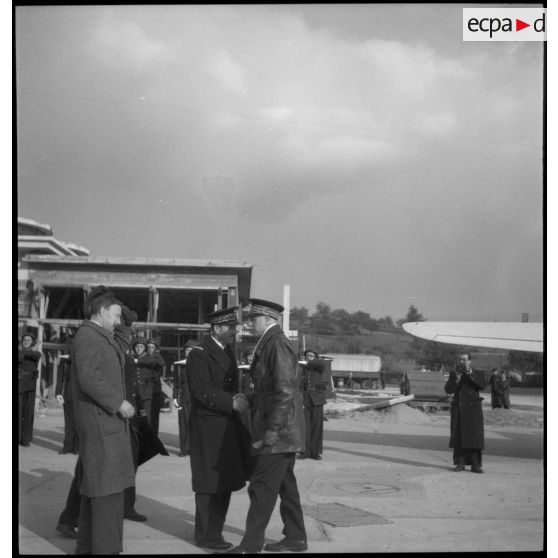 Arrivée du général de division Jannekeyn sur l'aérodrome de Vichy-Rhue.