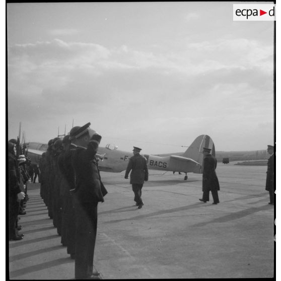 Le général de division aérienne Jannekeyn passe un piquet d'honneur en revue.