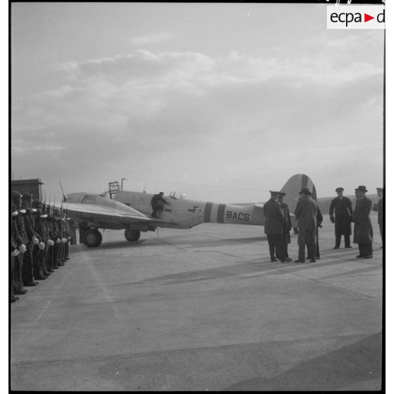 Le général de division aérienne Jannekeyn à son arrivée sur l'aérodrome de Vichy-Rhue.