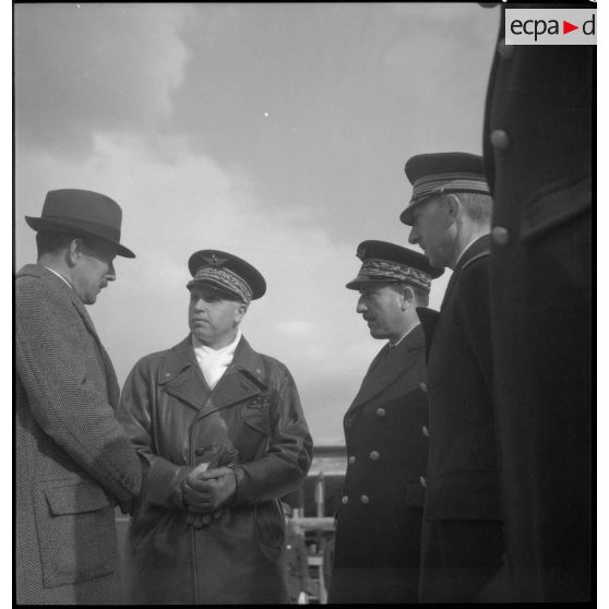 Le général de division aérienne Jannekeyn à son arrivée sur l'aérodrome de Vichy-Rhue.