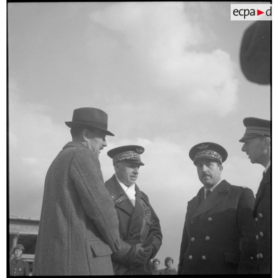 Le général de division aérienne Jannekeyn à son arrivée sur l'aérodrome de Vichy-Rhue.