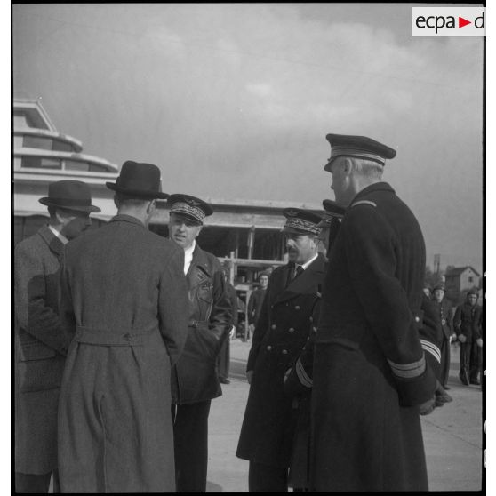 Le général de division aérienne Jannekeyn à son arrivée sur l'aérodrome de Vichy-Rhue.