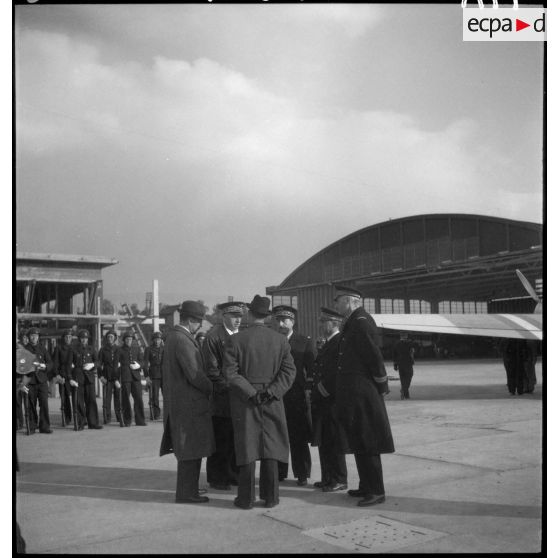 Le général de division aérienne Jannekeyn à son arrivée sur l'aérodrome de Vichy-Rhue.