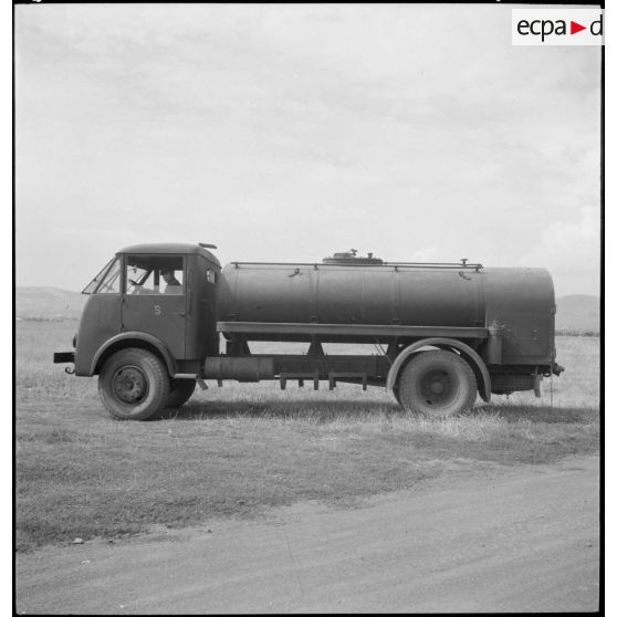 Camion citerne sur une base aérienne.