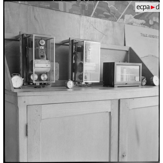 Station de météorologie sur une base aérienne.