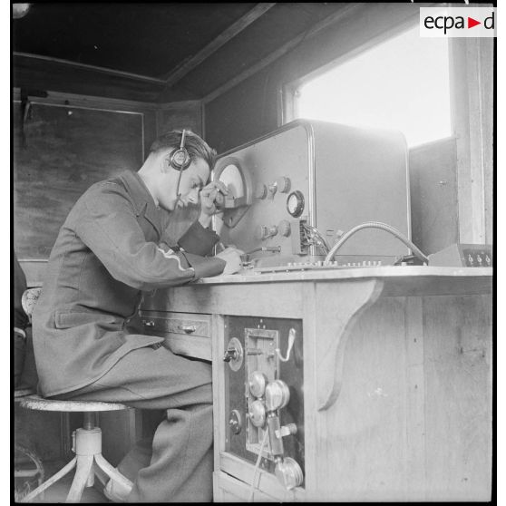 Opérateur de transmissions d'une station de météorologie sur une base aérienne.